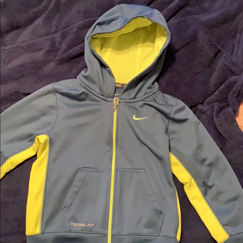 Boys Nike therma-fit sweatshirt